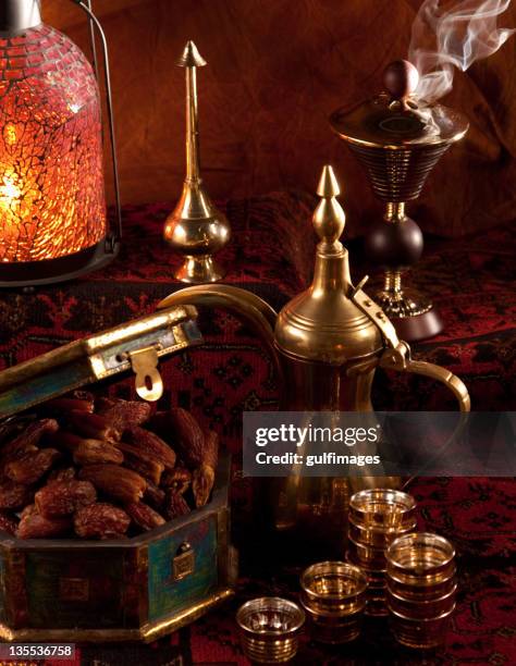 dates and tea set with ramadan ornaments - théière photos et images de collection