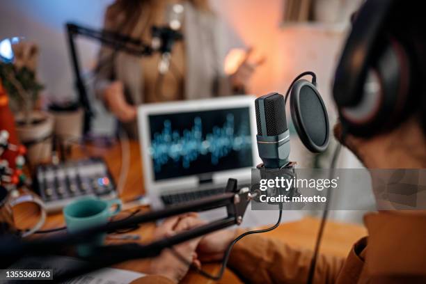 jóvenes grabando podcast en estudio - equipo de grabación de sonido fotografías e imágenes de stock