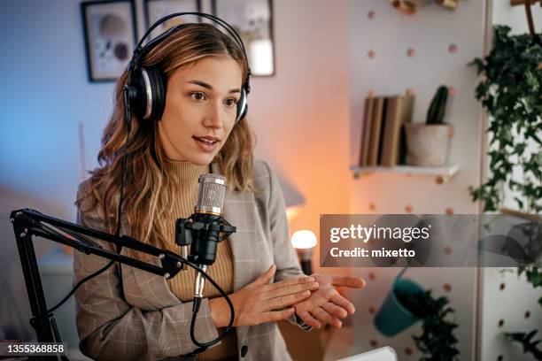 mujeres jóvenes grabando podcast en estudio - content fotografías e imágenes de stock