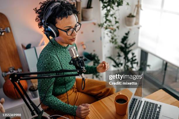 jovem mulher gravando podcast - podcasting - fotografias e filmes do acervo