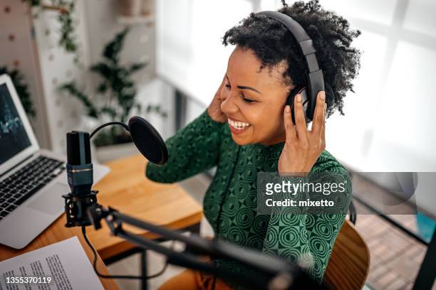 ポッドキャストを記録する若い女性 - sound recording equipment ストックフォトと画像