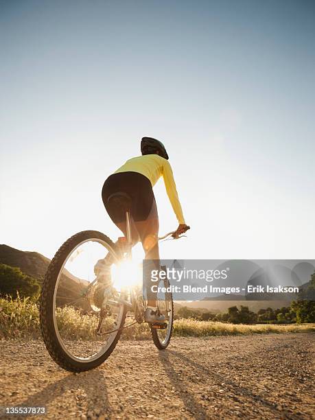 mixed race woman riding on mountain bike - black woman riding bike imagens e fotografias de stock