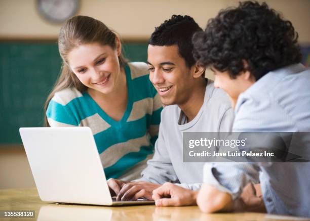 teenager students using laptop together - forschung teenager stock-fotos und bilder