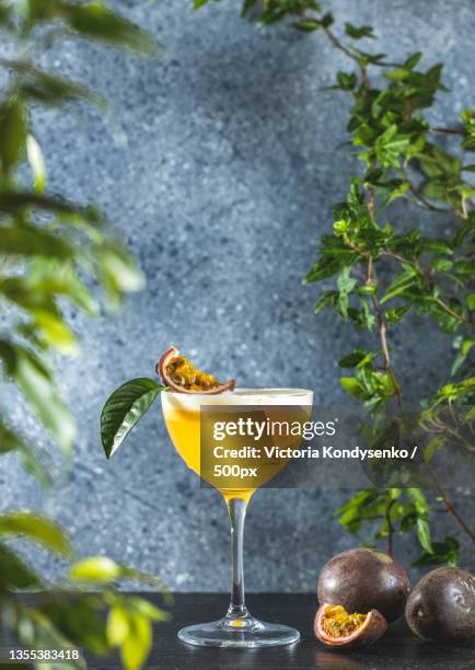 close-up of drink on table - passion fruit photos et images de collection
