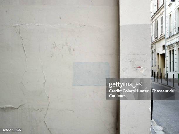 patinated concrete wall and empty street in paris - le mur photos et images de collection