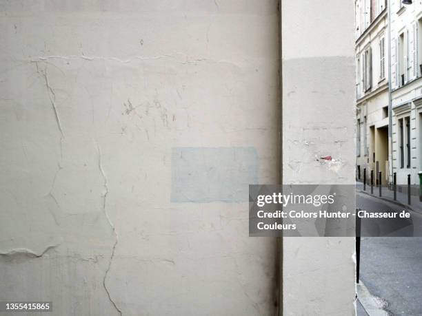 patinated concrete wall and empty street in paris - paris wall stock pictures, royalty-free photos & images