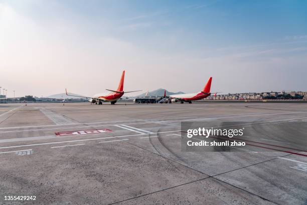 airplane on airport runway against sky - aerodrome photos et images de collection