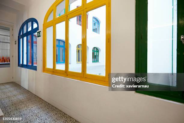 pasillo de la escuela primaria y ventanas multicolores - linoleum fotografías e imágenes de stock