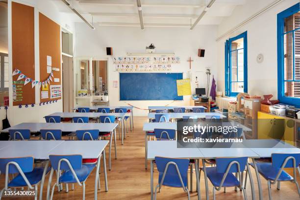 elementary school classroom with no people - classroom wide angle stock pictures, royalty-free photos & images