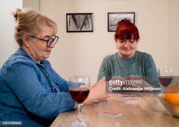 two friends are playing cards - male female pair stockfoto's en -beelden