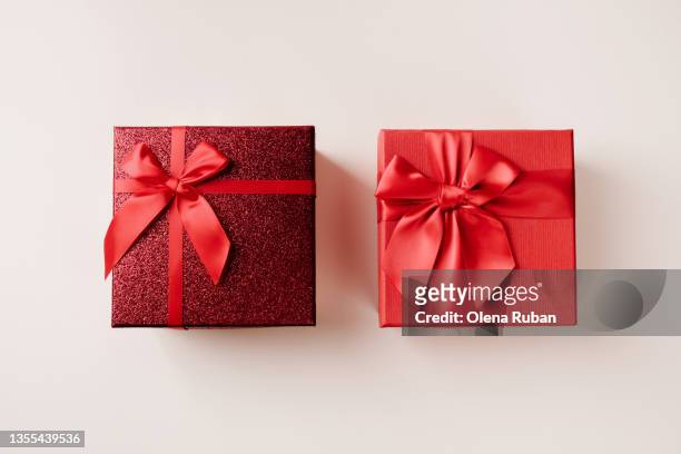 dark red and rose colored gift boxes with pink bows. - present box imagens e fotografias de stock