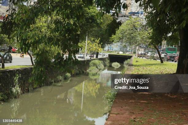 vehicles near a sewer - drainage system stock pictures, royalty-free photos & images