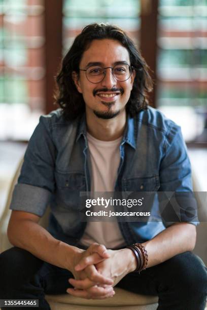 portrait of man from inside the house - granny glasses stockfoto's en -beelden