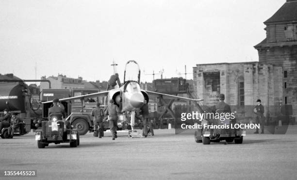 Avion de combat "Dassault Mirage III" de l'armée de l'air lors de la grande parade de l'armée française à Vincennes le 1er juillet 1978.