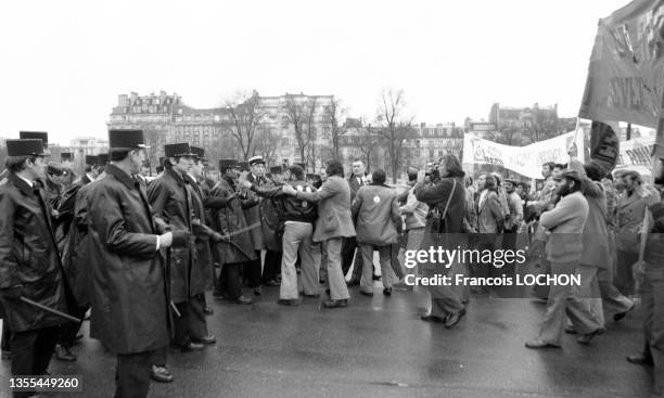 Caméraman filmant des échauffourée entre policiers et manifestants lors de la manifestation des ouvriers Renault le 22 mars 1975 à Paris.