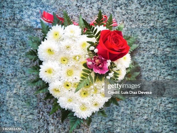 heart shape flowers - funeral flowers stockfoto's en -beelden