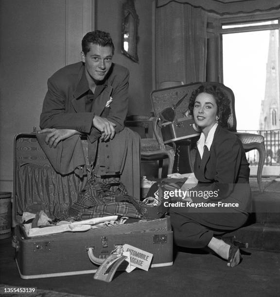Elizabeth Taylor et Conrad Hilton Jr dans leur chambre d'hôtel à Paris, le 31 mai 1950.