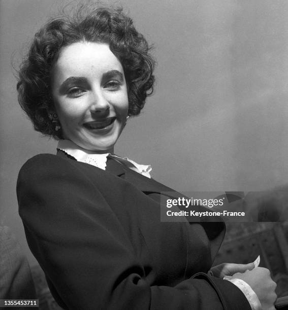 Elizabeth Taylor et Conrad Hilton Jr dans leur chambre d'hôtel à Paris, le 31 mai 1950.