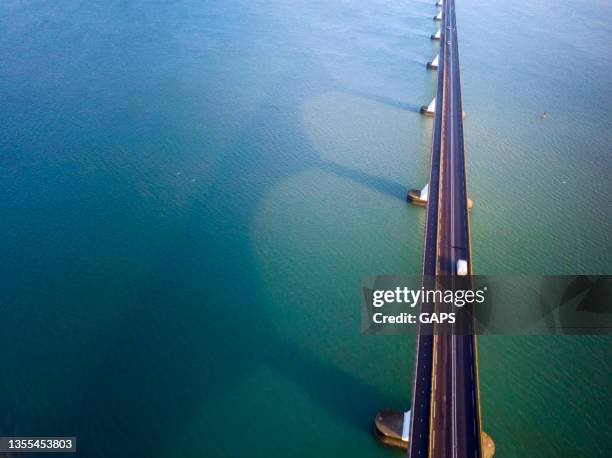 aerial view on the zeelandbrug (zeeland bridge) in the dutch province of zeeland - zeeland 個照片及圖片檔