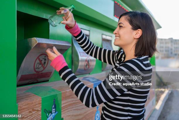 recycling management - glasbak stockfoto's en -beelden
