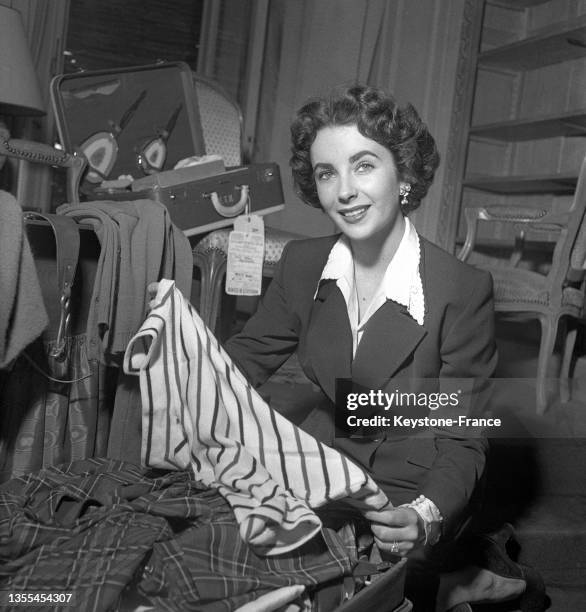 Elizabeth Taylor et Conrad Hilton Jr dans leur chambre d'hôtel à Paris, le 31 mai 1950.