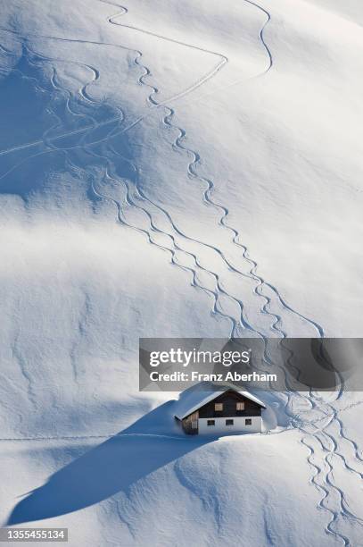 ski tracks past a refuge, austria - vorarlberg imagens e fotografias de stock