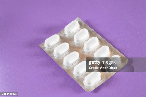 covid-19 vaccine concept. encapsulated pills. - generiek geneesmiddel stockfoto's en -beelden