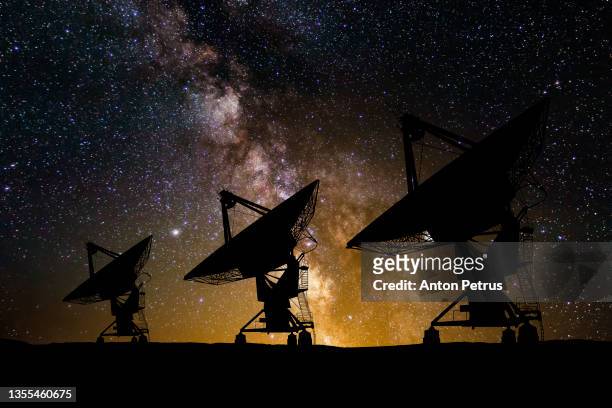 large radio telescopes on the background of the starry sky - schotelantenne stockfoto's en -beelden