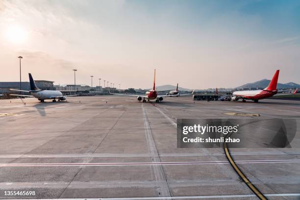 airplane on airport runway against sky - airplane runway stockfoto's en -beelden