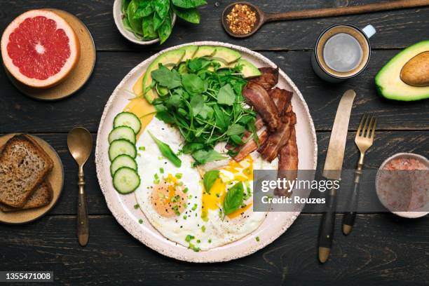 breakfast with bacon, eggs and toast - stekt ägg bildbanksfoton och bilder