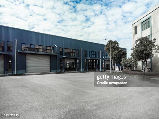 empty parking lot, outdoor warehouse - warehouse exterior stock pictures, royalty-free photos & images