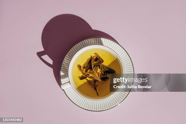 herbal tea in white cup - tea cup overhead view photos et images de collection