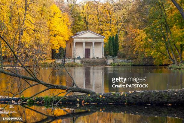 temple of diana, built in 1783 by szymon bogumil zug seen across the pond in arkadia park. - diana center stock pictures, royalty-free photos & images