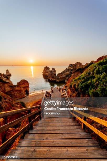 stairs to praia do camilo, lagos, algarve, portugal. sunrise - iacomino portugal 個照片及圖片檔