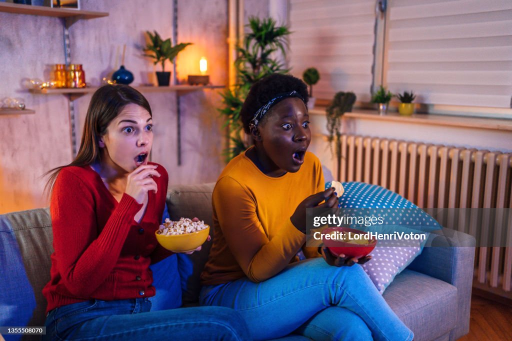 Amigas assistindo a um filme de terror
