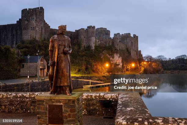 sunrise, statue of henry 7th, pembroke castle, pembroke, pembrokeshire, wales - henry vii of england stock-fotos und bilder