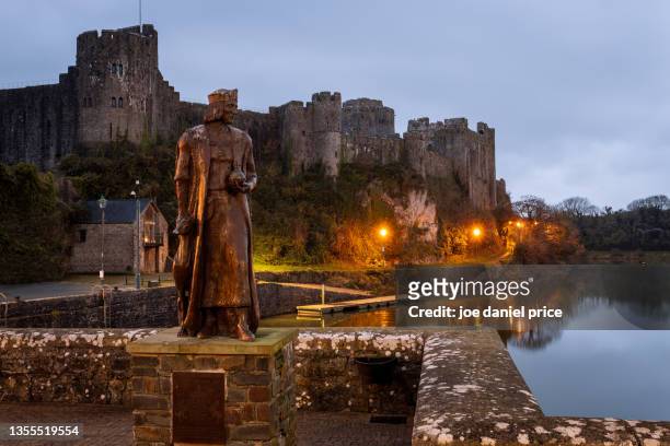 sunrise, statue of henry 7th, pembroke castle, pembroke, pembrokeshire, wales - henry vii of england fotografías e imágenes de stock