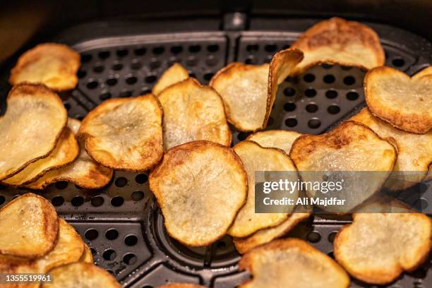home made potato chips in airfryer - airfryer stock-fotos und bilder
