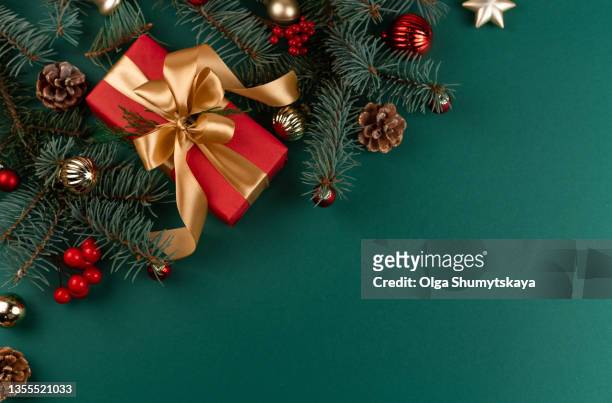 new year's gift box on a green background with copy space - christmas background copy space stock pictures, royalty-free photos & images