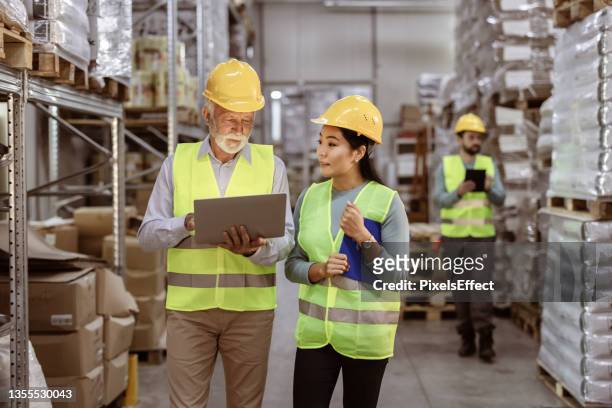managing operations online - warehouse inventory stock pictures, royalty-free photos & images