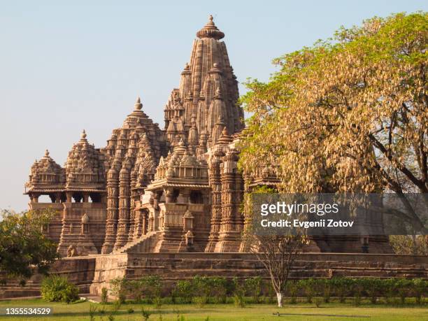 kandariya mahadeva and devi jagadambi temples in khajuraho, india - indian temples stock-fotos und bilder