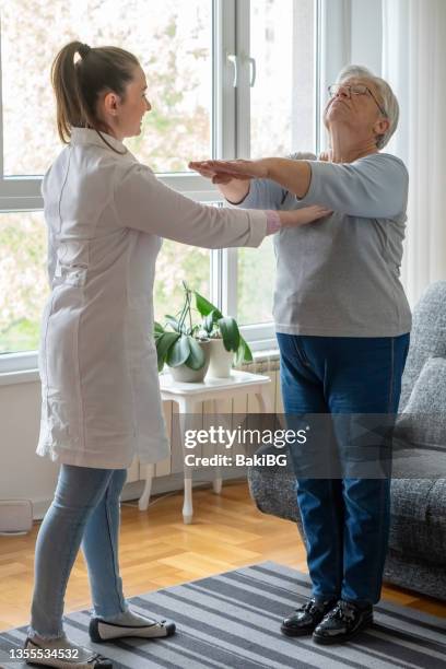 romberg's test - neurological test - fisioterapia neurológica imagens e fotografias de stock