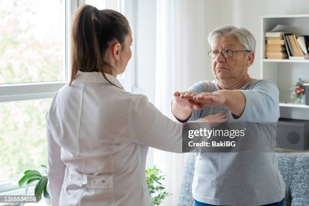prueba de romberg - prueba neurológica - sistema nervioso humano fotografías e imágenes de stock