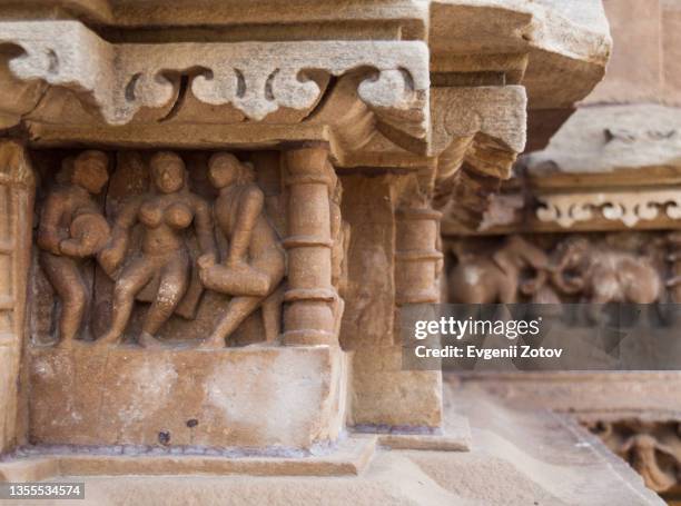 relief sculpture of dancers and musicians on the wall of the vishvanatha (aka vishwanath) temple in khajuraho, india - khajuraho stock pictures, royalty-free photos & images