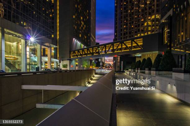 downtown houston at night - houston texas night photos et images de collection