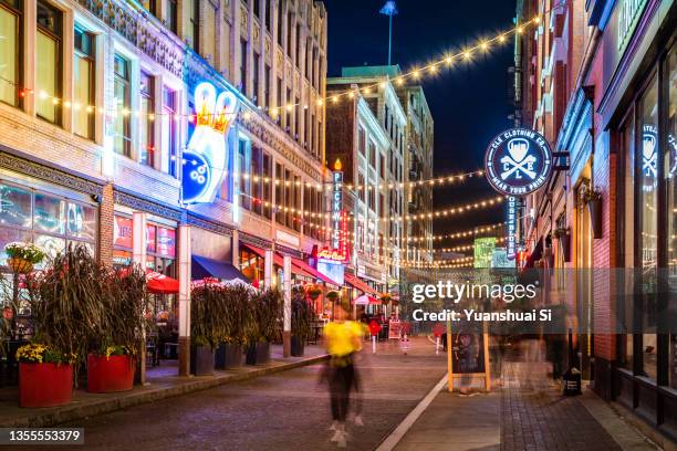 nightlife at e4th st - cleveland fotografías e imágenes de stock