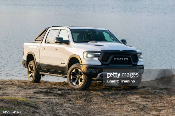 ram 1500 pick-up auf unbefestigter straße - dodge ram v8 stock-fotos und bilder