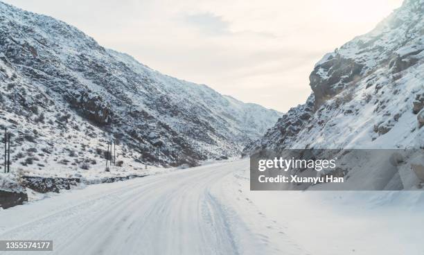 snow covered curvy road - altai mountains stock-fotos und bilder