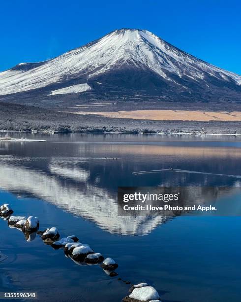 fuji winter scenery - yamanaka lake stockfoto's en -beelden