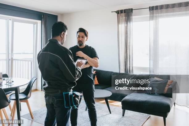 technician having a chat with customer - explaining something stock pictures, royalty-free photos & images